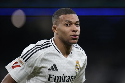 Real Madrid's Kylian Mbappe in action during a Spanish La Liga soccer match between Real Madrid and Barcelona at the Santiago Bernabeu stadium in Madrid, Spain, Saturday, Oct. 26, 2024. (AP Photo/Bernat Armangue)