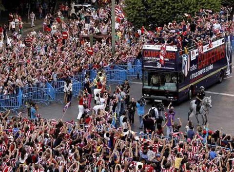 DEP100. MADRID, 01/09/2012.- Los jugadores del Atlético de Madrid ofrecen la Supercopa de Europa a sus aficionados hoy, 1 de septiembre de 2012, en la Plaza de Neptuno de la capital de España. EFE/JuanJo Martín