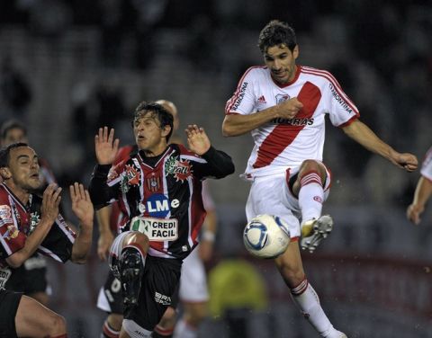 River Plate's defender Juan Diaz (R) strikes next to Chacarita's midfielder Angel Piz (C) and forward Pablo Bastianini during their Argentine Second Division football match at the Monumental stadium in Buenos Aires, Argentina, on August 16, 2011. River Plate debuts on the Second Division after being relegated for the first time since its foundation in 1901. AFP PHOTO / Juan Mabromata (Photo credit should read JUAN MABROMATA/AFP/Getty Images)