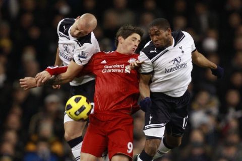 Liverpool's Fernando Torres (C) is challenged by Tottenham Hotspurs' Alan Hutton (L) and Wilson Palacios during their English Premier League soccer match at White Hart Lane in London November 20, 2010.    REUTERS/Eddie Keogh (BRITAIN - Tags: SPORT SOCCER) NO ONLINE/INTERNET USAGE WITHOUT A LICENCE FROM THE FOOTBALL DATA CO LTD. FOR LICENCE ENQUIRIES PLEASE TELEPHONE ++44 (0) 207 864 9000