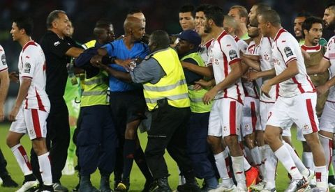 Tunisia players confront the referee Rajindraparsad Seechurn after losing their quarter-final soccer match of the 2015 African Cup of Nations against Equatorial Guinea in Bata January 31, 2015. Javier Balboa scored a controversial penalty and then a stunning free kick winner as tiny Equatorial Guinea produced one of the greatest African Nations Cup shocks by eliminating Tunisia 2-1 after extra time in Saturday's quarter-final. REUTERS/Amr Abdallah Dalsh (EQUATORIAL GUINEA - Tags: SPORT SOCCER)