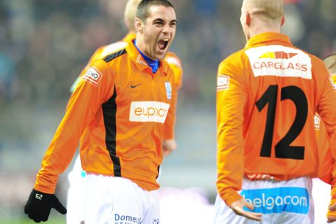 20101126 - GENK, BELGIUM: Gent's Shlomi Arbeitman (L) celebrates with Gent's Kenny Thompson (R) as Arbeitman scored during the Belgian first division soccer match between KRC Genk and AA Gent, on the 17th day of the Belgian Jupiler Pro League championship, Friday 26 November 2010, in Genk.
BELGA PHOTO YORICK JANSENS