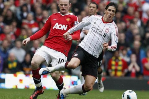 Manchester United's Wayne Rooney (L) challenges Liverpool's Fernando Torres during their English Premier League soccer match at Old Trafford in Manchester, northern England, September 19, 2010.   REUTERS/Phil Noble (BRITAIN - Tags: SPORT SOCCER) NO ONLINE/INTERNET USAGE WITHOUT A LICENCE FROM THE FOOTBALL DATA CO LTD. FOR LICENCE ENQUIRIES PLEASE TELEPHONE ++44 (0) 207 864 9000