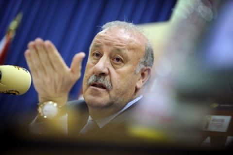 Spain's football coach Vicente del Bosque gestures during a press conference, on March 20, 2009, in Las Rozas, near Madrid. Spain will play on March 28, 2009 a  football match against Turkey in Madrid . AFP PHOTO/Pedro ARMESTRE (Photo credit should read PEDRO ARMESTRE/AFP/Getty Images)