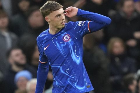 Chelsea's Cole Palmer celebrates after scoring the opening goal during the English Premier League soccer match between Chelsea and Fulham at Stamford Bridge stadium in London, Thursday, Dec. 26, 2024. (AP Photo/Kirsty Wigglesworth)