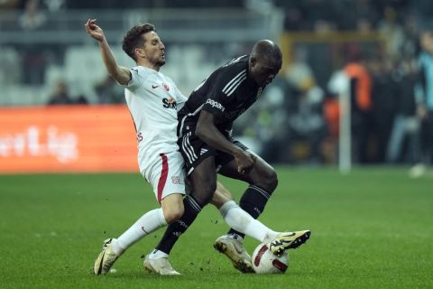 Besiktas' Vincent Aboubakar, right, vies for the ball with Galatasaray's Dries Mertens during the Turkish Super Lig soccer match between Besiktas and Galatasaray at Besiktas park stadium in Istanbul, Turkey, Sunday, March 3, 2024. Galatasaray won 1-0. (AP Photo/Francisco Seco)
