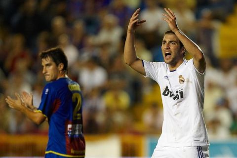 VALENCIA, SPAIN - SEPTEMBER 25: Gonzalo Higuain of Real Madrid reacts during the La Liga match between Levante UD and Real Madrid at Ciutat de Valencia on September 25, 2010 in Valencia, Spain.  (Photo by Manuel Queimadelos Alonso/Getty Images)