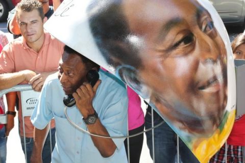 The former Brazilian player Edson Arantes do Nascimento Pele, during signing the custom Phonebooth VIVO Call Parade in front of the MASP, in the region of Paulista Avenue in So Paulo on Thursday, 08 (Photo: Vanessa Carvalho / Brazil Photo Press).