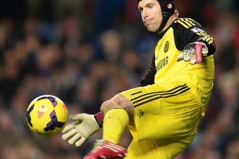 epa03973108 Chelsea's goalkeeper Petr Cech in action during the English Premier League soccer match between Chelsea FC and Southampton FC at Stamford Bridge in London, Britain, 01 December 2013.  EPA/ANDY RAIN DataCo terms and conditions apply. http://www.epa.eu/downloads/DataCo-TCs.pdf