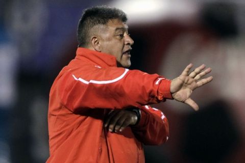 Chile's coach Claudio Borghi gestures during their international friendly soccer match against Paraguay in Asuncion June 23, 2011. REUTERS/Jorge Adorno (PARAGUAY - Tags: SPORT SOCCER)