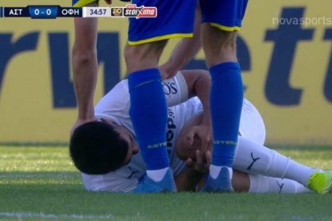 Ο Αντίλ Ναμπί τραυματίστηκε στην αναμέτρηση ανάμεσα στον Αστέρα και τον ΟΦΗ για το πρωτάθλημα της Super League Interwetten και κρατάει το γόνατό του.