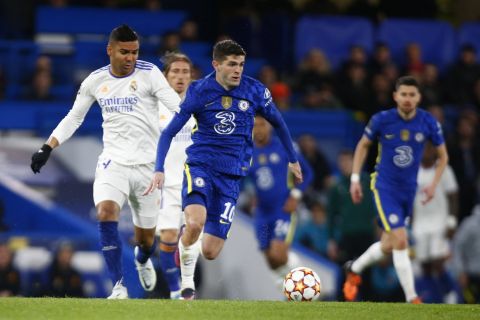 Chelsea FC v Real Madrid - Quarter Final Leg One - UEFA Champions League L-R Casemiro of Real Madrid CF and Chelsea s Christian Pulisic during Champions League Quarter-Final between Chelsea and Real Madrid at Stamford Bridge Stadium, London on 06th April, 2022 London England United Kingdom PUBLICATIONxNOTxINxFRA Copyright: xActionxFotoxSportx originalFilename:galvin-chelseaa180201_nphPY.jpg 