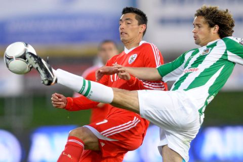 Benfica's Paraguayan forward Oscar Cardozo (L) vies for the ball with Rio Ave's Brazilian defender Jeferson da Silva (R) during their Portuguese super league football match at the Arcos Stadium in Vila do Conde, on April 29, 2012. AFP PHOTO / MIGUEL RIOPAMIGUEL RIOPA/AFP/GettyImages