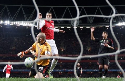 Arsenal's Dutch striker Robin Van Persie misses a chance on goal during an UEFA Champions League round of 16 second leg football match against AC Milan at the Emirates Stadium, North London, England on March 6, 2012. AFP PHOTO/ADRIAN DENNIS (Photo credit should read ADRIAN DENNIS/AFP/Getty Images)