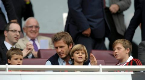 David Beckham and his son Romeo (C) watch the game between Arsenal and AC Milan will his other son's Cruz (L) and Brooklyn (R) look on during their Emirates Cup football match at Emirates Stadium in London, England on July 31, 2010.  AFP PHOTO/Olly Greenwood

FOR EDITORIAL USE ONLY Additional license required for any commercial/ promotional use or use on TV or internet (except identical online version of newspaper) of Premier League/Football photos. Tel DataCo  
+44 207 2981656. Do not alter/modify photo. (Photo credit should read OLLY GREENWOOD/AFP/Getty Images)(Photo Credit should Read /AFP/Getty Images)