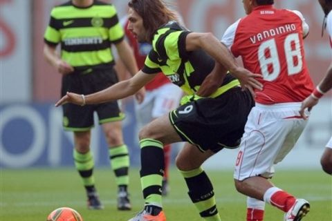 Celtic FC's Samaras, left, challenges Sporting Braga's Vandinho during their Champions League third qualifying round, first leg soccer match at Braga Municipal stadium in Braga, Portugal, Wednesday, July 28, 2010. (AP Photo/Paulo Duarte)