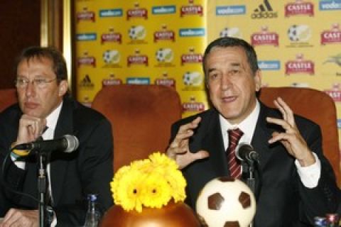 New South Africa's Head Coach Carlos Alberto Parreira speaks to the media while SAFA' CEO Raymond Hack looks on

05 September 2006, First Formal Media Press Conference, Sandton Sun, Jhb, RSA

©Pic: Adrian de Kock/backpagepix