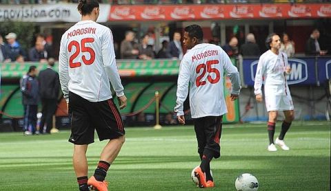 AC Milan's Swedish forward Zlatan Ibrahimovic (L) and his team mates wear  warm-up jerseys with the name of  Piermario Morosini, the Italian football player who died last Saturday on the field, before the seria A match AC Milan against Bologna, on April 22, 2012, in San Siro stadium in Milan . AFP PHOTO / OLIVIER MORIN
