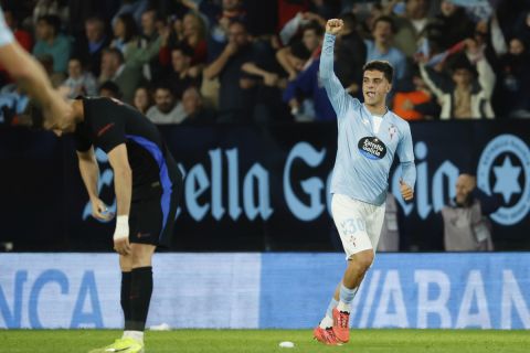 Celta's Hugo Alvarez, right, celebrates scoring his side's 2nd goal during the Spanish La Liga soccer match between Celta Vigo and Barcelona at the Balaidos stadium in Vigo, Spain, Saturday, Nov. 23, 2024. (AP Photo/Lalo R. Villar)