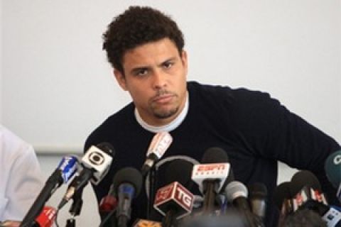 Brazilian AC Milan striker Ronaldo gives a press conference as he leaves the Pitie-Salpetriere hospital in Paris on February 22, 2008. Three-time world footballer of the year Ronaldo was operated on his ruptured tendon, an injury he suffered in a 1-1 draw against Livorno. AFP PHOTO / JACQUES DEMARTHON