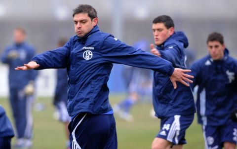 Schalke's new recruit Greek striker Angelos Charisteas (L) warms up with Greek defender Kyriakos Papadopoulous (R) and other teammates during a training session of German first division Bundesliga club Schalke 04 on February 1, 2011 in Gelsenkirchen, western Germany. Bundesliga side Schalke 04 on Sunday (January 30, 2011) signed Charisteas until the end of the season.    AFP PHOTO / PATRIK STOLLARZ (Photo credit should read PATRIK STOLLARZ/AFP/Getty Images)