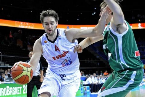 Pau Gasol of Spain vies with Erazem Lorbek (R) of Slovenia during a 2011 European championship quarterfinal basketball game in Kaunas on September 14, 2011. AFP PHOTO / JANEK SKARZYNSKI (Photo credit should read JANEK SKARZYNSKI/AFP/Getty Images)