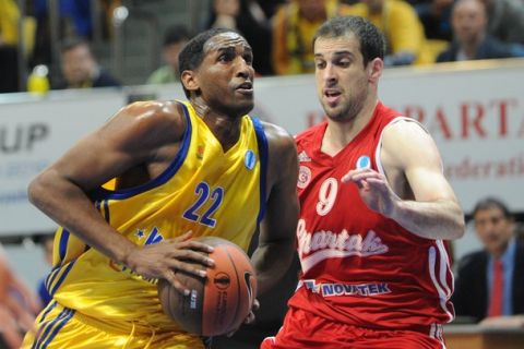 BC Khimki's Thomas Kelati (L) vies with BC Spartak Saint-Petersburg's Yotam Halperin during an Eurocup semi-final basketball match between BC Khimki and BC Spartak Saint-Petersburg in Khimki, outside Moscow, on April 14, 2012. AFP PHOTO / KIRILL KUDRYAVTSEV (Photo credit should read KIRILL KUDRYAVTSEV/AFP/Getty Images)