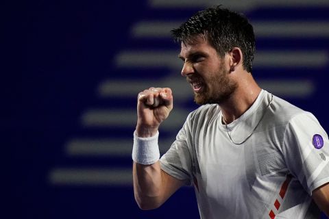 Britain's Cameron Norrie celebrates a point during a match against to Germany's Peter Gojowczyk in the quarterfinals at the Mexican Open tennis tournament in Acapulco, Mexico, Thursday, Feb. 24, 2022. (AP Photo/Eduardo Verdugo)