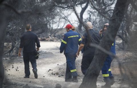 ΠΥΡΚΑΓΙΑ ΣΤΗ ΡΑΦΗΝΑ / ΠΑΝΩ ΑΠΟ 20 ΟΙ ΝΕΚΡΟΙ ΣΤΟ ΚΟΚΚΙΝΟ ΛΙΜΑΝΑΚΙ (ΦΩΤΟΓΡΑΦΙΑ: ΘΑΝΑΣΗΣ ΔΗΜΟΠΟΥΛΟΣ / EUROKINISSI)