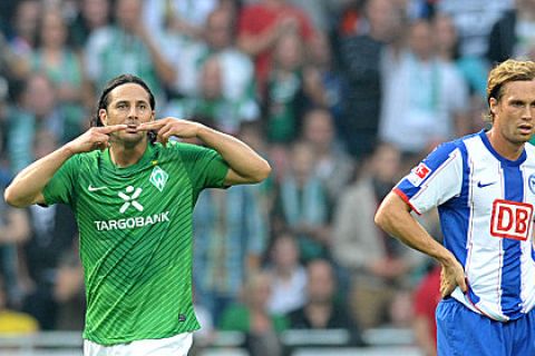 Fußball Bundesliga, 7. Spieltag, Werder Bremen - Hertha BSC Berlin am Sonntag Der Bremer Claudio Pizarro jubelt über sein Tor zum 1:1 neben dem Berliner Andreas Ottl. Foto: Carmen Jaspersen dpa/lni (Achtung Sperrfrist! Die DFL erlaubt die Weiterverwertung der Bilder im IPTV, Mobilfunk und durch sonstige neue Technologien erst zwei Stunden nach Spielende. Die Publikation und Weiterverwertung im Internet ist während des Spiels auf insgesamt fünfzehn Bilder pro Spiel begrenzt.)