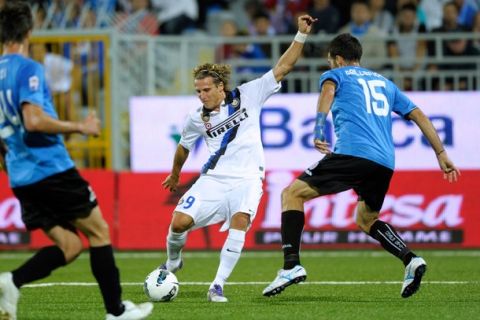 NOVARA, ITALY - SEPTEMBER 20:  Diego Forlan of FC Inter Milan in action during the Serie A match between Novara Calcio and FC Internazionale Milano at Silvio Piola Stadium on September 20, 2011 in Novara, Italy.  (Photo by Claudio Villa/Getty Images)