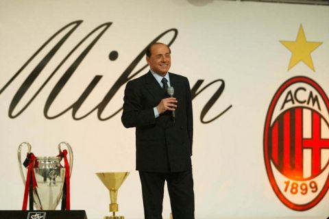 Silvio Berlusconi parla a una festa della squadra nel 2004. ARCHIVIO - ANSA - KRZ