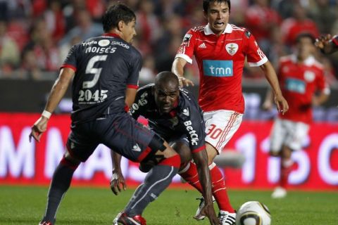 Benfica's Saviola (R) is blocked by Braga's Paulao (L) and Moises during their Portuguese Premier League soccer match at Luz stadium in Lisbon October 3, 2010. REUTERS/Jose Manuel Ribeiro  (PORTUGAL - Tags: SPORT SOCCER)