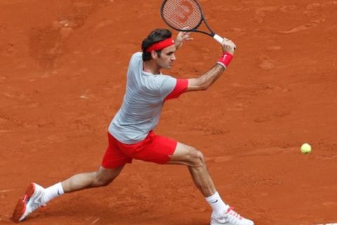 Switzerland's Roger Federer returns the ball during the first round match of the French Open tennis tournament against Slovakia's Lukas Lacko at the Roland Garros stadium, in Paris, France, Sunday, May 25, 2014. (AP Photo/Darko Vojinovic)