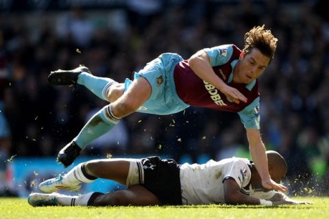 LONDON, ENGLAND - MARCH 19:  Scott Parker (up) of West Ham tangles with Jermain Defoe of Tottenham during the Barclays Premier League match between Tottenham Hotspur and West Ham United at White Hart Lane on March 19, 2011 in London, England.  (Photo by Ian Walton/Getty Images)