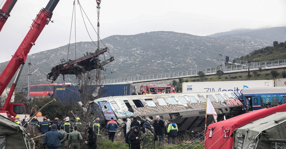 Σύγκρουση τρένων στα Τέμπη - Ιατροδικαστής: "Τα περισσότερα θύματα είναι νέα παιδιά, θυμίζει το δυστύχημα του 2003"