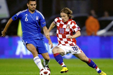 GEPA-07091074000 - ZAGREB,KROATIEN,07.SEP.10 - FUSSBALL - UEFA Europameisterschaft 2012, Qualifikation, Laenderspiel, Kroatien vs Griechenland. Bild zeigt Alexandros Tziolis (GRE) und Luka Modric (CRO). Foto: GEPA pictures/ Andreas Reichart