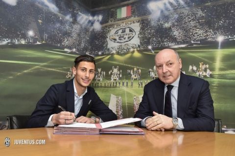 Foto LaPresse - Daniele Badolato
18/01/2016 Torino ( Italia)
Sport Calcio
ESCLUSIVA JUVENTUS
Rolando Mandragora firma il contratto con la Juventus
Nella foto: Rolando Mandragora , Giuseppe Marotta

Photo LaPresse - Daniele Badolato
18 January 2016 Turin ( Italy)
Sport Soccer
Rolando Mandragora signing for Juventus
In the pic: Rolando Mandragora , Giuseppe Marotta