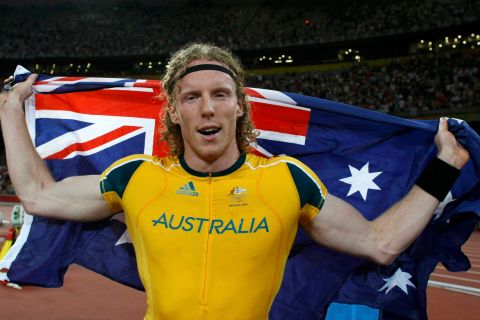 Steve Hooker of Australia celebrates winning the gold medal in the men's pole vault final of the athletics competition in the National Stadium at the Beijing 2008 Olympic Games August 22, 2008.     REUTERS/Mike Blake (CHINA) 