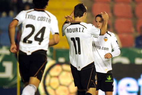 Valencia's forward Aritz Aduriz (C) celebrates with Valencia's Argentinian midfielder Pablo Piatti after scoring during the second leg Spanish Cup football match Levante vs Valencia on January 26,2012 at the Ciutat de Valencia stadium in Valencia.AFP PHOTO / JOSE JORDAN (Photo credit should read JOSE JORDAN/AFP/Getty Images)