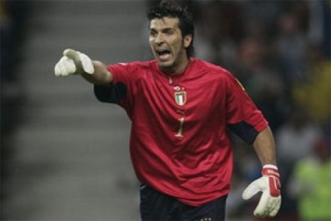 PORTO, PORTUGAL - JUNE 18:    Fussball: Euro 2004 in Portugal, Vorrunde / Gruppe C / Spiel 14, Porto; Italien - Schweden ( ITA - SWE ) 1:1; Gianluigi BUFFON / ITA 18.06.04.  (Photo by Martin Rose/Bongarts/Getty Images)