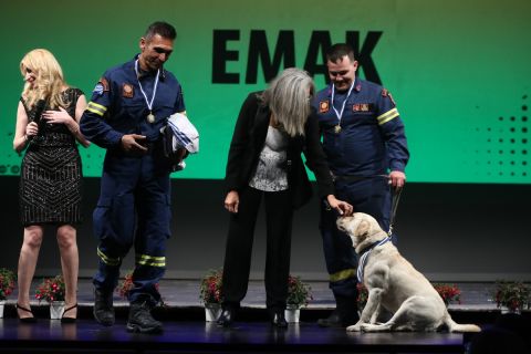 Η ειδική βράβευση στους άνδρες της ΕΜΑΚ