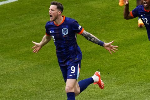 Wout Weghorst of the Netherlands, left, celebrates his side's second goal with his team mates during a Group D match between Poland and the Netherlands at the Euro 2024 soccer tournament in Hamburg, Germany, Sunday, June 16, 2024. (AP Photo/Petr Josek)