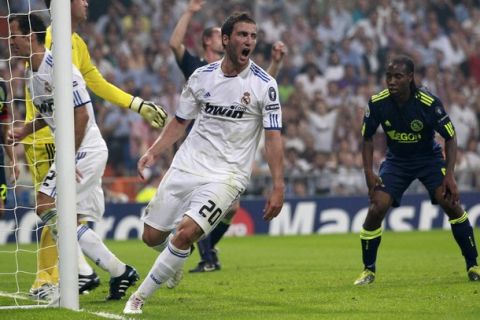 Real Madrid's Gonzalo Higuain (C) celebrates after scoring a goal against Ajax during their Champions League Group G soccer match at the Santiago Bernabeu stadium in Madrid, September 15, 2010.  REUTERS/Andrea Comas (SPAIN - Tags: SPORT SOCCER)