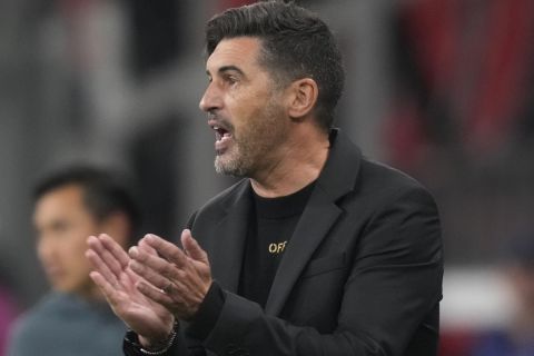 AC Milan's head coach Paulo Fonseca reacts during the Champions League soccer match between Bayer Leverkusen and AC Milan at the BayArena in Leverkusen, Germany, Tuesday, Oct.1, 2024. (AP Photo/Michael Probst)