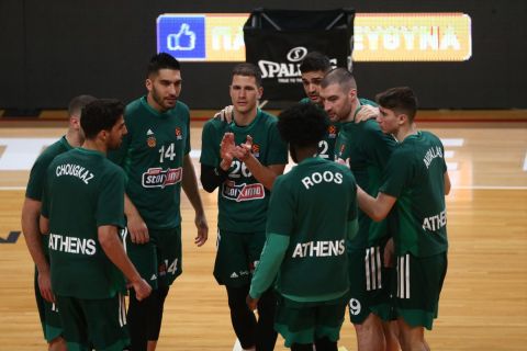 Οι παίκτες του Παναθηναϊκού πριν την έναρξη της αναμέτρησης με τον Ερυθρό Αστέρα για τη EuroLeague στο ΟΑΚΑ