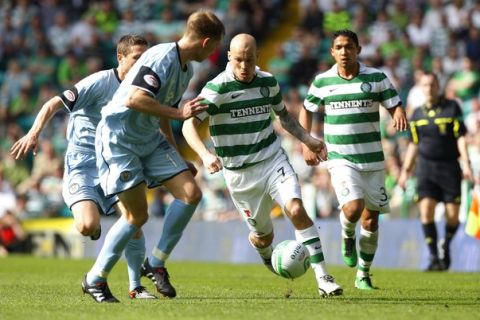 Celtic's Freddie Ljungberg (C) runs with the ball as St Mirren's players challenge during their Scottish Premier League soccer match in Glasgow, Scotland, April  9, 2011. REUTERS/David Moir (BRITAIN - Tags: SPORT SOCCER)