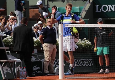 South Africa's Kevin Anderson waves as he retires during his fourth round match against Croatia's Marin Cilic in the French Open tennis tournament at the Roland Garros stadium, Monday, June 5, 2017 in Paris. (AP Photo/Christophe Ena)