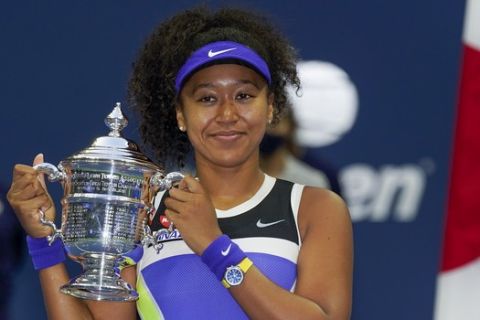 Η Νάομι Οζάκα κρατάει το τρόπαιο του US Open, αφού νίκησε την Αζαρένκα στις 12 Σεπτεμβρίου του 2020.