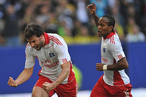 HAMBURG, GERMANY - APRIL 09:  Ruud Van Nistelrooy of Hamburg celebrates scoring his goal with Ze Roberto during the  Bundesliga match between Hamburger SV vandBorussia Dortmund at the Imtech Arena on April 9, 2011 in Hamburg, Germany.  (Photo by Stuart Franklin/Bongarts/Getty Images)